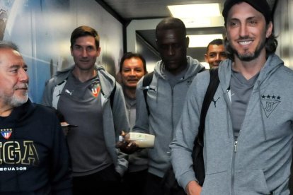 Isaac Álvarez (i) definirá al sucesor del entrenador Luis Zubeldía (d).