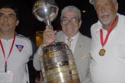 Rodrigo Paz (d) con la Copa Libertadores que los albos ganaron bajo su mandato en 2008.