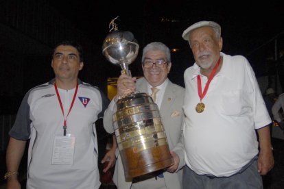 Rodrigo Paz (d) con la Copa Libertadores que los albos ganaron bajo su mandato en 2008.