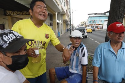 Los amigos aprovecharon la jornada irregular de este miércoles.