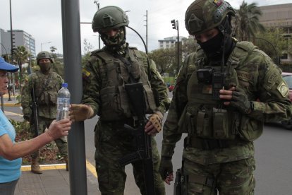 Eugenia Peralta apoya a los militares. Asegura que hay que acabar con los ‘choros’.