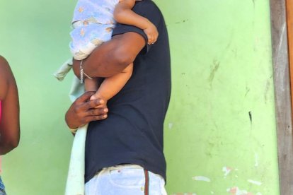 La esposa de uno de los retenidos y más familiares claman por una solución pacífica.