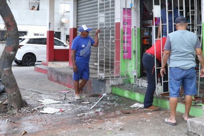 Una farmacia, en Pascuales, no volvió a abrir desde hace cuatro meses, cuando sufrió un atentado.