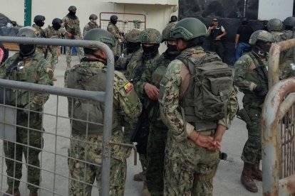 Militares se sumaron a las labores.