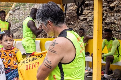Deivy Franco con su hijo en brazos, recibe la camiseta de Barcelona que tiene su nombre de manos del DT Diego López.