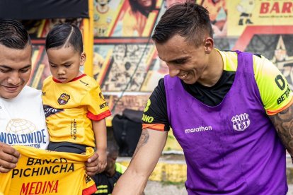 Daniel y Mathías Suárez compartiendo en la cancha de Barcelona.