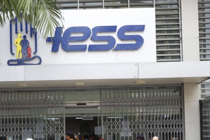 En la oficina matriz del IESS en Guayaquil, en las calles Boyacá y Olmedo, también hay congestión por el número de usuarios que realizan trámites presenciales.