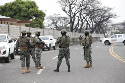 Personal de las Fuerzas Armadas estaba en los exteriores de la base aérea Simón Bolívar.