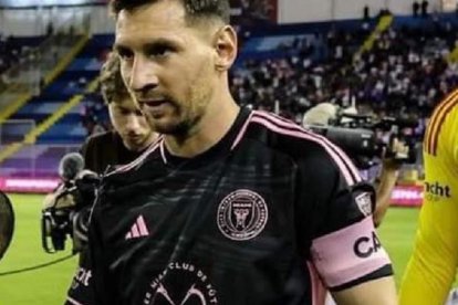 Para nunca olvidar, Levi Sandova y Lionel Messi salieron juntos a la cancha.