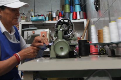 Tiene dos máquinas de coser que la ayudan a entregar las obras más rápido.