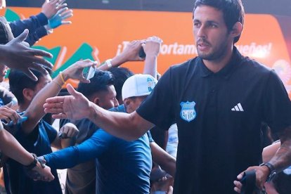 Decenas de hinchas hicieron una calle de honor a los jugadores a su llegada a Santa Elena.