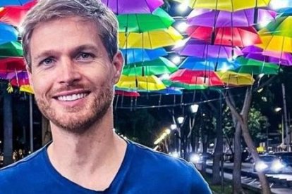 Kevin admite que el baile no es su fuerte.