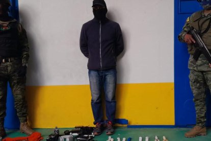 Había también radios y armas.