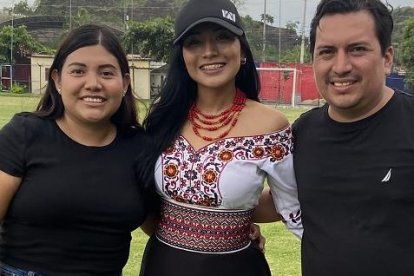 Eliana Yaucan, reina de la Liga, con los directivos Gloria Moyón y Paúl Chimbolena.