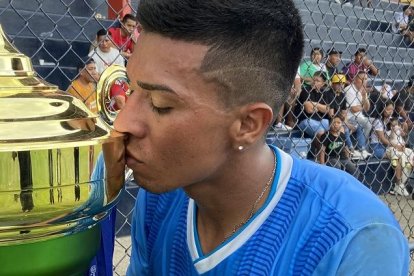 Marcos Zúñiga, de Roma FC, hizo dos goles en la final.