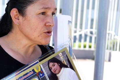 Alicia Chacón, madre de la víctima de femicidio, sostiene una foto de su hija quien se graduó como licenciada en idiomas.
