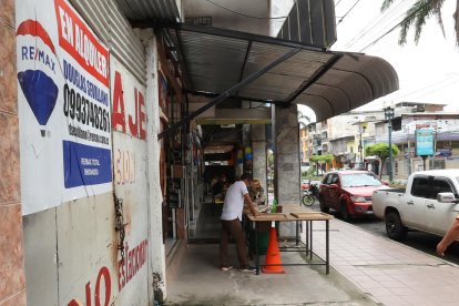 En las paredes de algunos locales hay letreros ofertando ventas o alquileres.