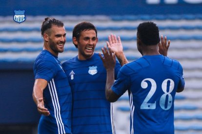 Facundo Castelli celebra su golazo junto a Marcelo Meli y Solís.