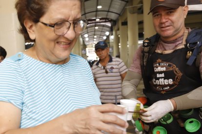 Rocío Cárdenas luego de recibir un capuchino del barista Cornee.