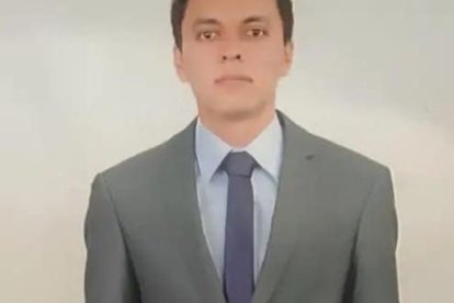 El joven vestía una camisa blanca, pantalón jean y zapatos cafés.