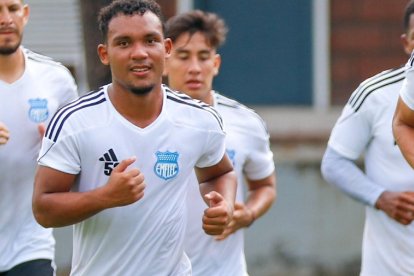 Nueva sangre en Emelec, el volante juvenil Elkin Muñoz se unió al equipo de primera para el 2024.