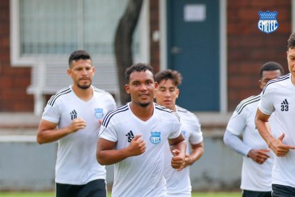 Nueva sangre en Emelec, el volante juvenil Elkin Muñoz se unió al equipo de primera para el 2024.