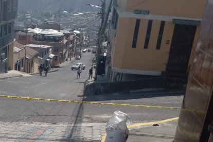 Durante las labores en el sitio, la vía fue cerrada a los vehículos.