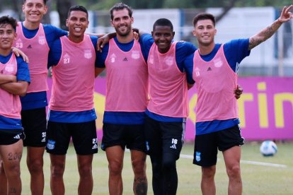 Tommy (tercero desde la izquierda), con sus compañeros luego de una práctica de Pretemporada 2024.