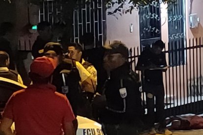 La policía buscó indicios en el sitio donde asesinaron a Danny Miguel Conforme Sánchez.