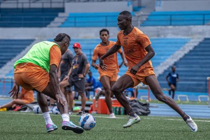 Barcelona sigue de pretemporada, aquí un entrenamiento en el estadio Modelo Alberto Spencer.