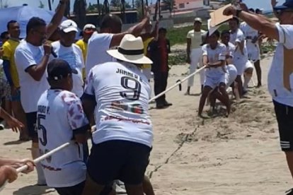 El juego de la fuerza del cabo fue una de las competencias más divertidas.