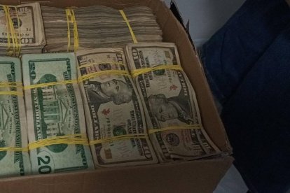 Los investigadores encontraron grandes cantidades de dinero en cartones.
