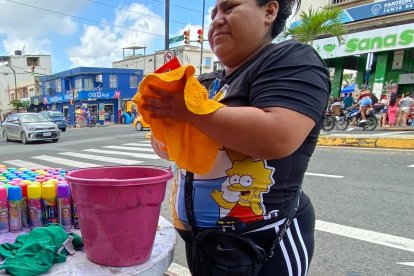 La comerciante María José Campoverde esperaba, con calma, su clientela.