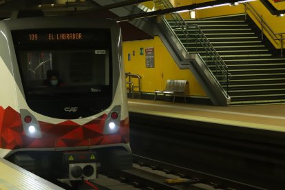 Hubo un inconveniente con una niña en una de las paradas del Metro de Quito.