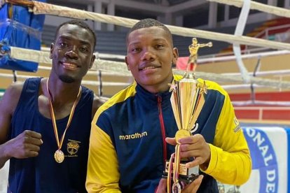A la izquierda, Abel Mina, uno de los “afectados” en uno de sus últimos combates.
Abajo, Marlon Delgado (i), junto a Gerlon Congo en un torneo del año pasado en Manta.