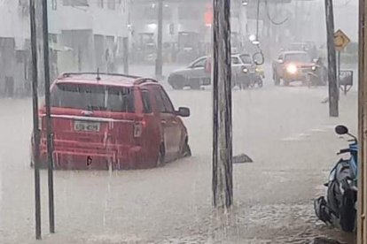 Los carros se quedaron hundidos por la lluvia.