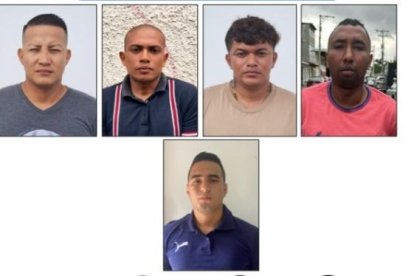 Los cinco policias detenidos por secuestro.