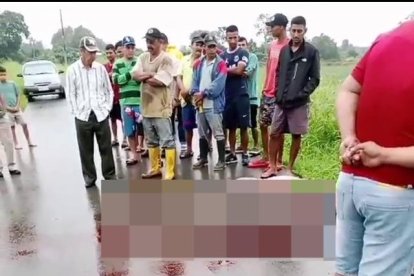 Dos cuerpos quedaron sobre la calzada y el otro a un costado de aquella angosta vía.