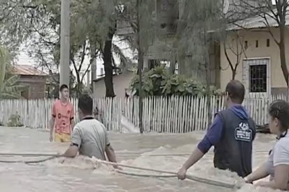 La tarde del martes, el agua se desplazaban intensamente por las diferentes calles.