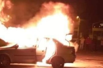 El carro del esposo de Juana fue quemado por comuneros de Saquisilí.