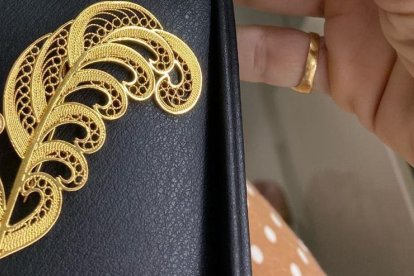 El regalo que Lavinia entregó a Jill sería un broche de filigrana.