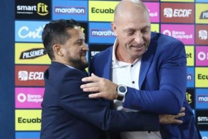 Luis Muentes (i), presidente del gremio arbitral, agradeció a Néstor Pitana (d) por aceptar el reto.