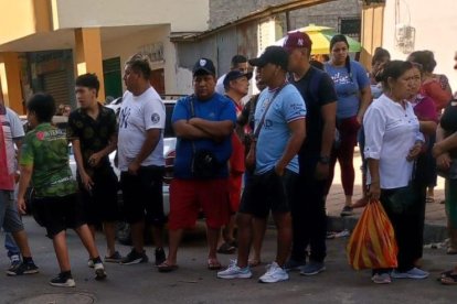 Tras comprobarse el deceso, la víctima fue cubierta con una sábana blanca.