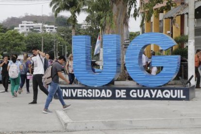 Aproximadamente la Universidad de Guayaquil alberga a sesenta mil estudiantes