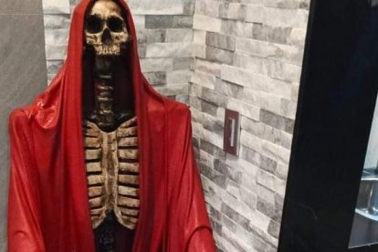 La vivienda tenía estatuas de la Santa Muerte.