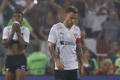 AMDEP7626. RÍO DE JANEIRO (BRASIL), 29/02/2024.- Ezequiel Piovi (d) de LDU reacciona al perder la final de la Recopa Sudamericana entre Fluminense y LDU Quito este jueves, en el estadio Maracaná en Río de Janeiro (Brasil). EFE/ Antonio Lacerda