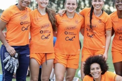 Doménica (segunda desde la derecha), ya juega en la selección de mayores. Empezó desde Sub-16.