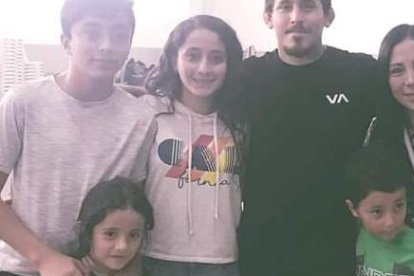 Dome junto a Chito Vera y su familia. Su madre es prima del popular peleador de la UFC.