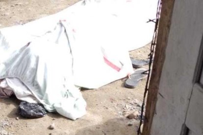 Los jóvenes cayeron sobre el piso de tierra y luego notaron que no tenían signos vitales.