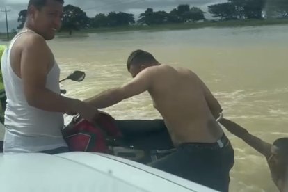 En Los Ríos un motociclista cayó por las riadas en la vía.